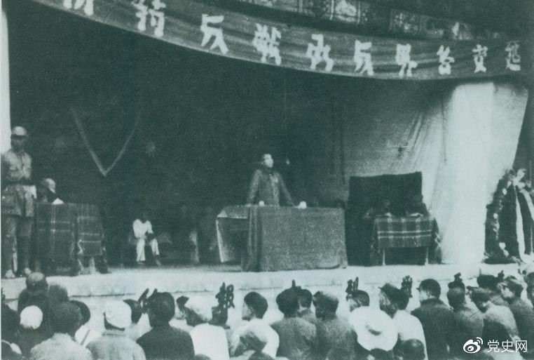　　1946年7月26日，朱德在延安各界反對(duì)內(nèi)戰(zhàn)動(dòng)員大會(huì)上發(fā)表講話，號(hào)召全國人民團(tuán)結(jié)起來，打退國民黨軍對(duì)解放區(qū)的進(jìn)攻。