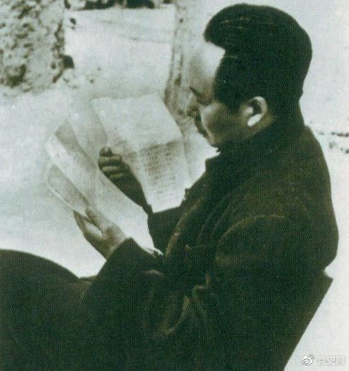 　　1946年6月，國(guó)民黨撕毀停戰(zhàn)協(xié)定和政協(xié)決議，挑起全面內(nèi)戰(zhàn)。這是毛澤東在延安審閱有關(guān)自衛(wèi)反擊的電報(bào)。