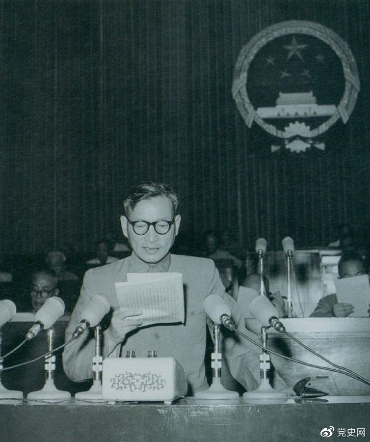 1955年7月，陳云在一屆全國(guó)人大二次會(huì)議上作堅(jiān)持和改進(jìn)糧食統(tǒng)購(gòu)統(tǒng)銷工作的報(bào)告。