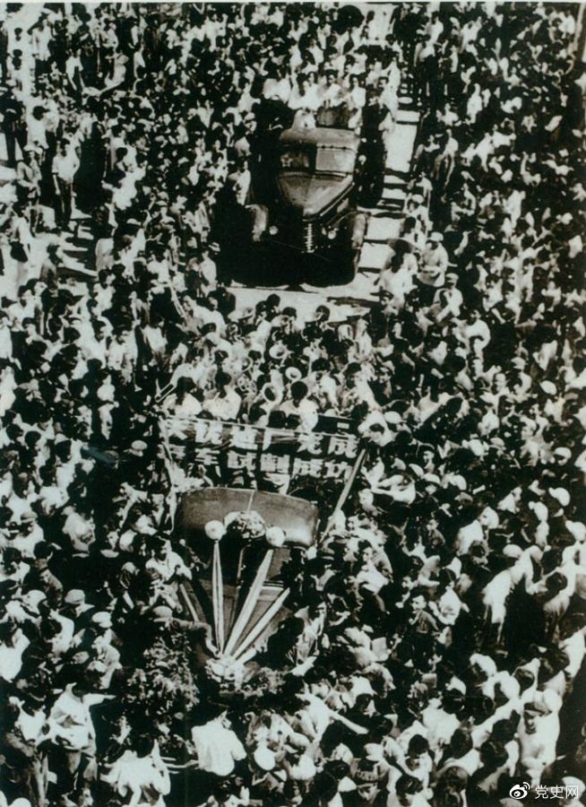 　　1956年7月13日，第一批國產(chǎn)“解放”牌汽車在長春第一汽車制造廠試制成功，結(jié)束了中國不能制造汽車的歷史。圖為7月14日，“解放”牌汽車開下生產(chǎn)線。