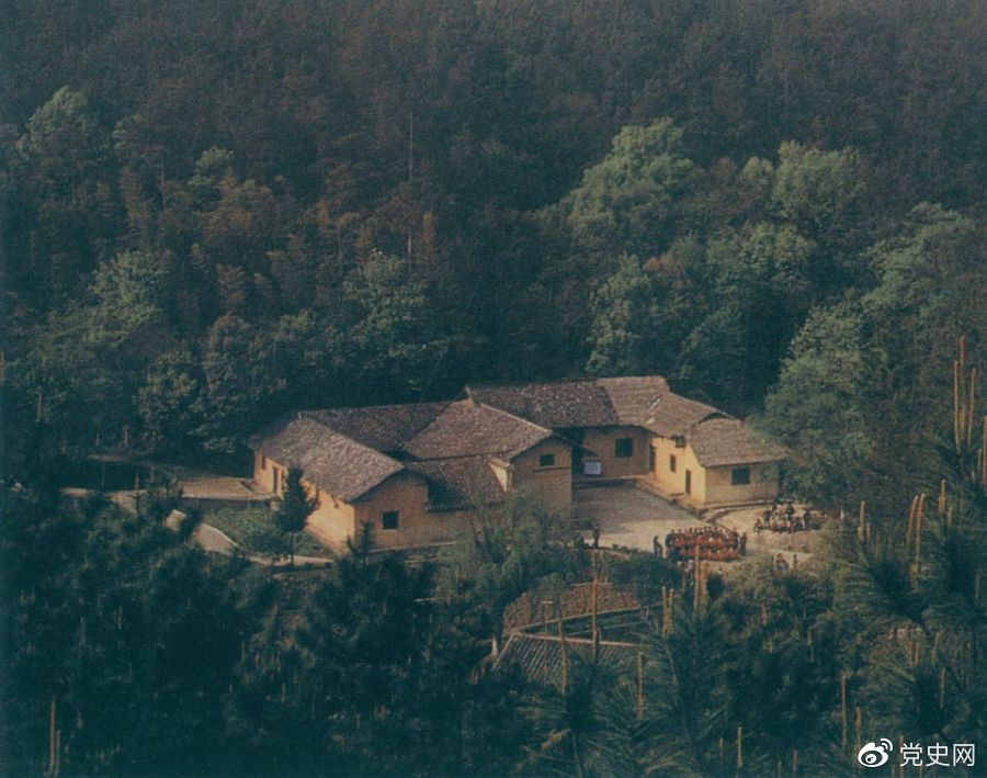 毛澤東故居——湖南省湘潭縣韶山?jīng)_上屋場。1893年12月26日，毛澤東在這里誕生。