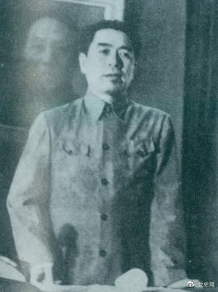 1949年7月6日，周恩來出席中華全國文學藝術(shù)工作者代表大會。圖為周恩來在會上作政治報告。