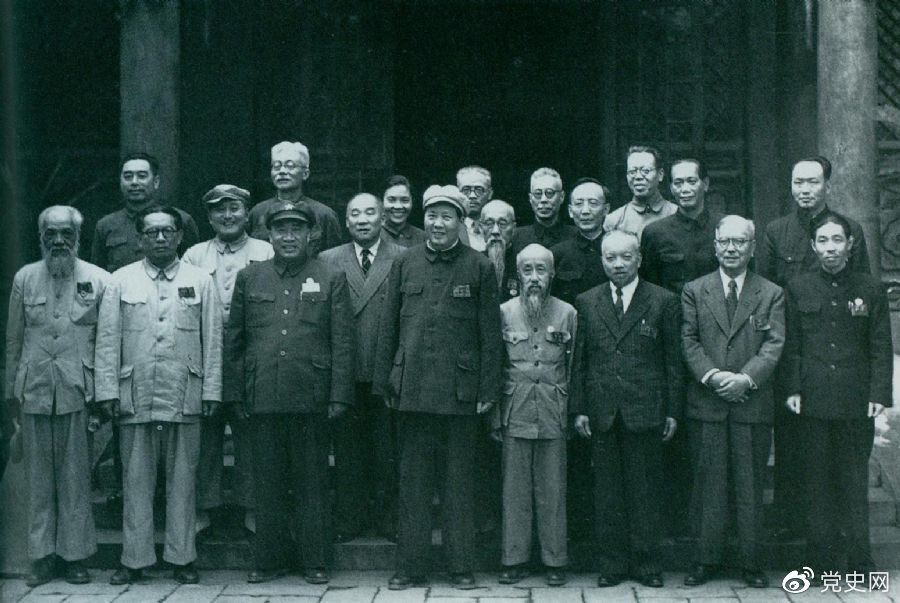 1949年7月5日，新政治協(xié)商會(huì)議籌備會(huì)常務(wù)委員合影。