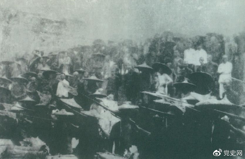 　　1926年7月9日，國民革命軍開始北伐。兩天后，北伐軍的先頭部隊葉挺獨立團攻占了長沙。然后向武漢進攻。一路上，迅猛發(fā)展的農(nóng)民運動有力地配合了北伐戰(zhàn)爭。在湖南、江西、湖北，農(nóng)民運動越來越引人注目。這是支援北伐戰(zhàn)爭的農(nóng)民自衛(wèi)軍。